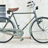 Poi Michele, mostrandoci delle fotografie, ci parla di altre tre biciclette marchiate Bianchi conservate nel suo deposito. C�� la �Scettro� del 1939, una bici estremamente rara perch� si compone di due tonalit� di grigio, all�epoca un colore extra serie a pagamento